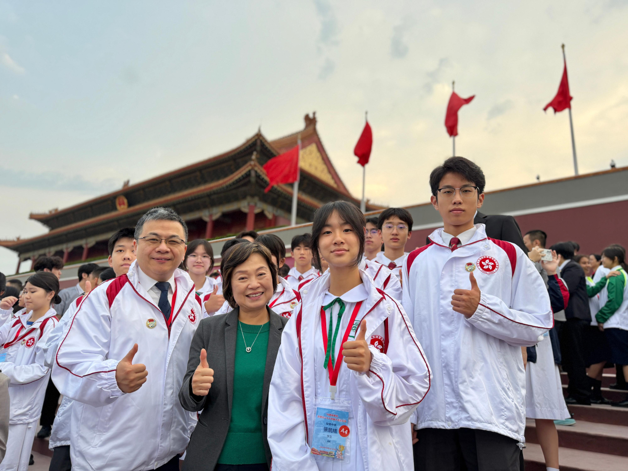 蔡若蓮（左二）及其他嘉賓與觀看升旗儀式的同學合照。（政府新聞處）