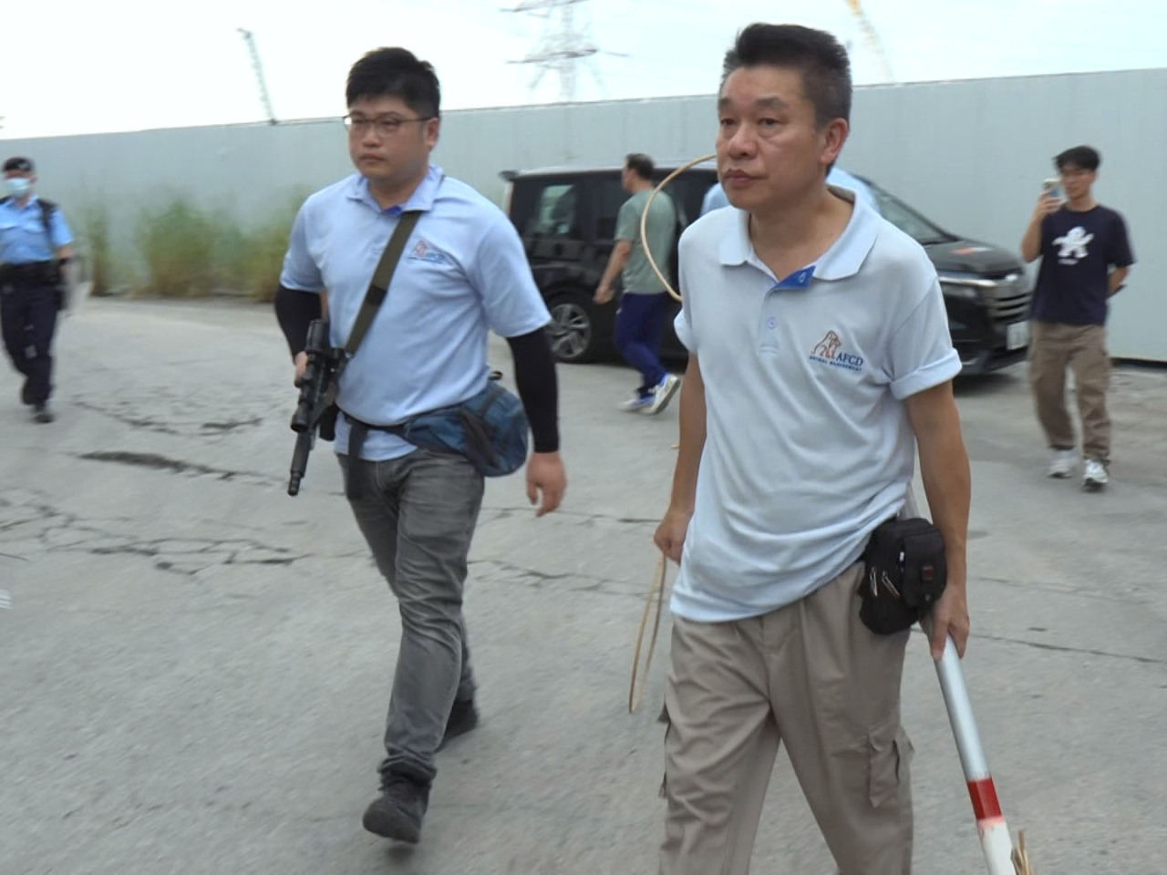 漁護署人員手持麻醉槍及捕捉器具。（鍾家銘攝）