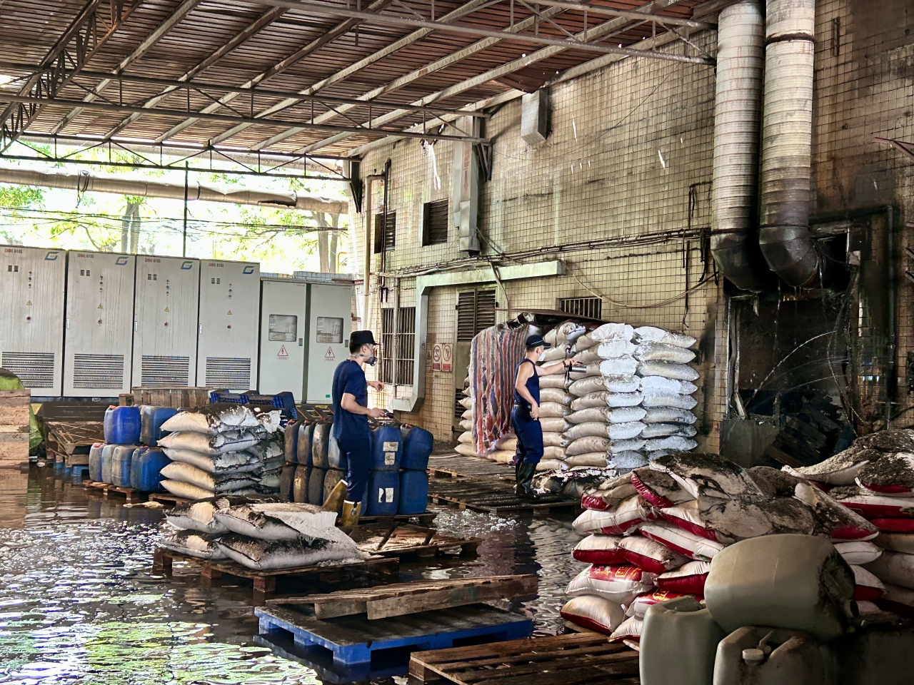 起火建築物是一座兩層高的分租式廠房，用於牛仔布洗水等工序。（新華社）