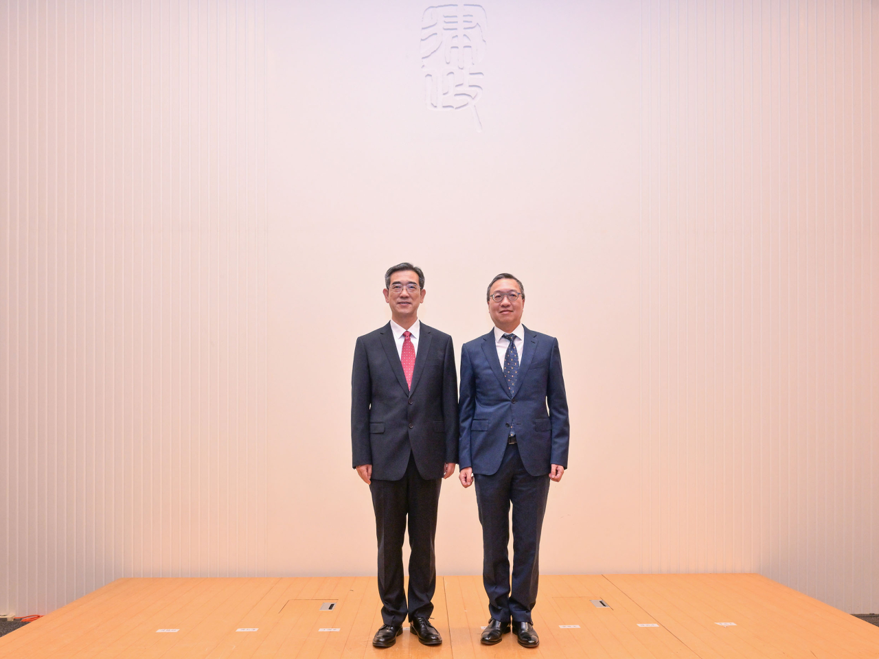 林定國（右）與最高人民法院政治部主任孫鎮平（左）會面，就深化司法法律人才培養合作達成共識。（政府新聞處）