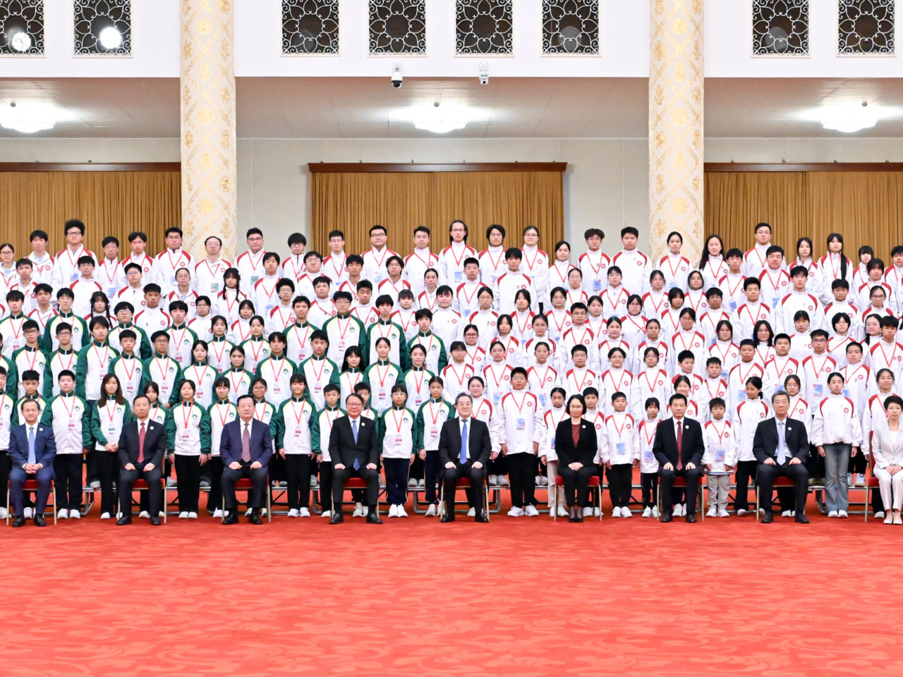 丁薛祥上午在人民大會堂，接見港澳青少年升旗隊代表訪京團。（新華社）