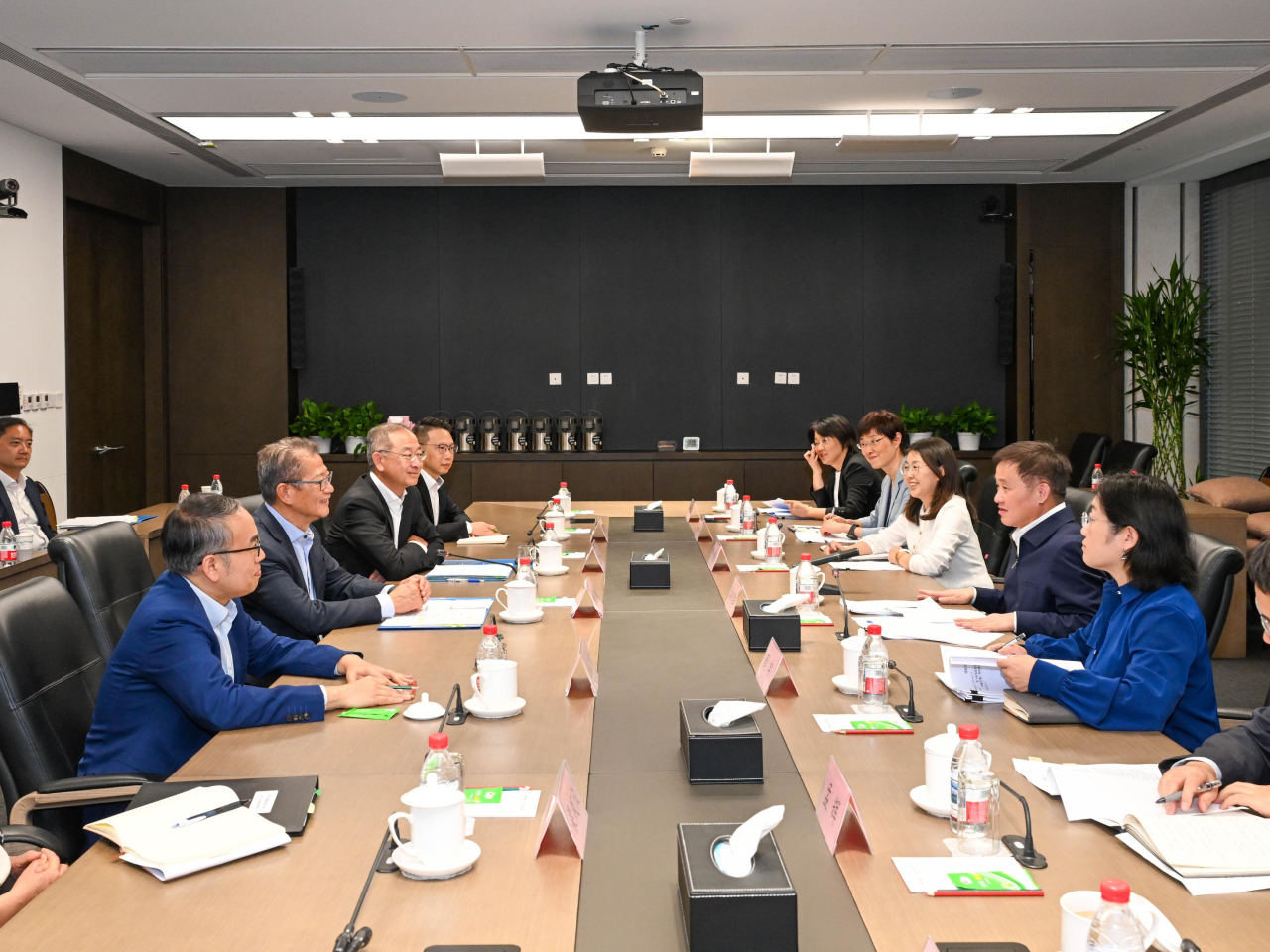 正在北京訪問的陳茂波拜會藍佛安，匯報亞太區經濟合作組織財政部長會的安排。（政府新聞處）
