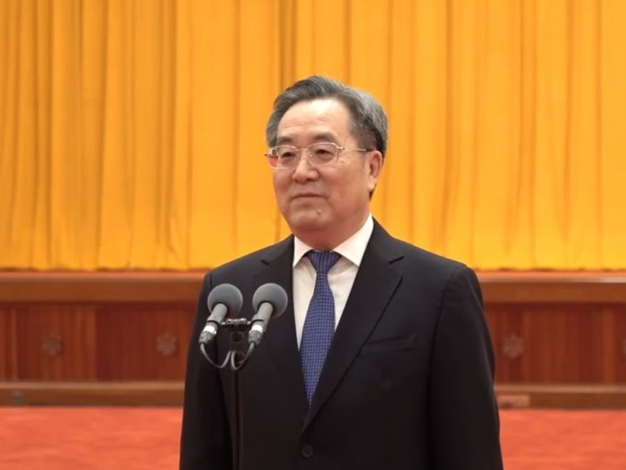 丁薛祥上午在北京人民大會堂接見「向國旗敬禮」港澳青少年升旗隊代表訪京團。