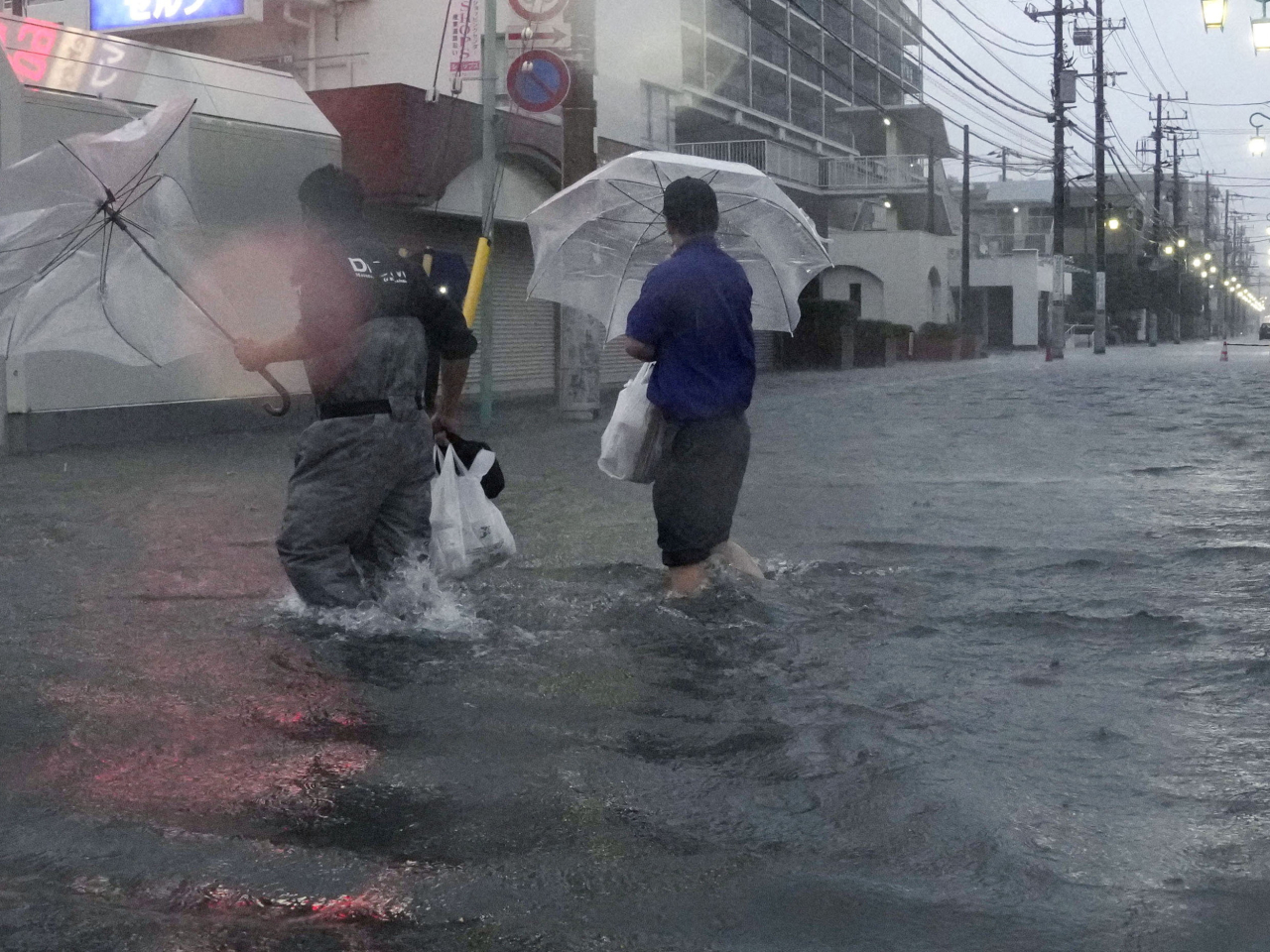 颱風杜鵑逼近日本關東地區並帶來暴雨。（路透社）