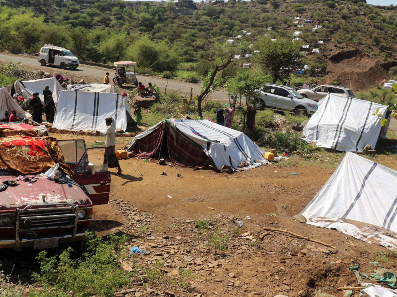 People displaced by clashes between Houthi fighters and Saudi-backed Yemeni government forces, camp in Taiz province. Photo: Reuters