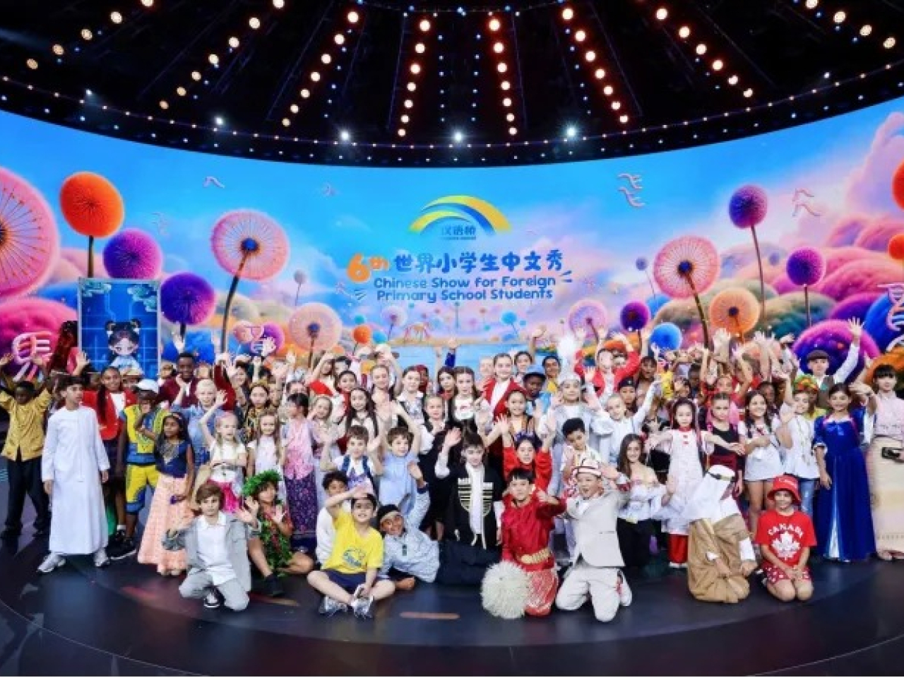 第六屆「漢語橋」世界小學生中文秀全球總決賽在天津舉行，參賽選手合影。（天津日報）