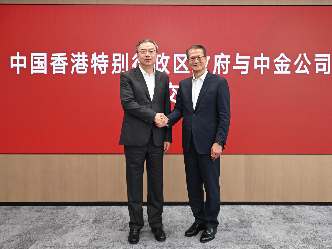 陳茂波（右）在北京與中國國際金融股份有限公司董事長陳亮會面。（政府新聞處）