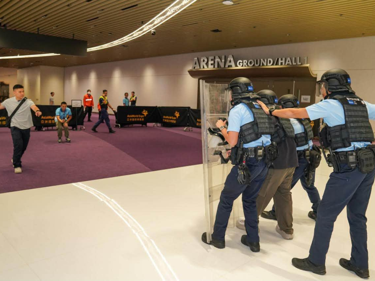 警方聯同中國香港體育協會暨奧林匹克委員會、消防處、亞洲國際博覽館及香港危難應變醫學會，在亞博館進行跨部門反恐演習。（警方社交網站圖片）