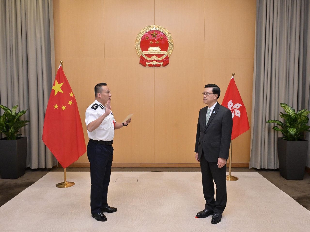 警務處副處長（國家安全）江學禮（左）在李家超（右）監誓下宣誓就任。（政府新聞處）