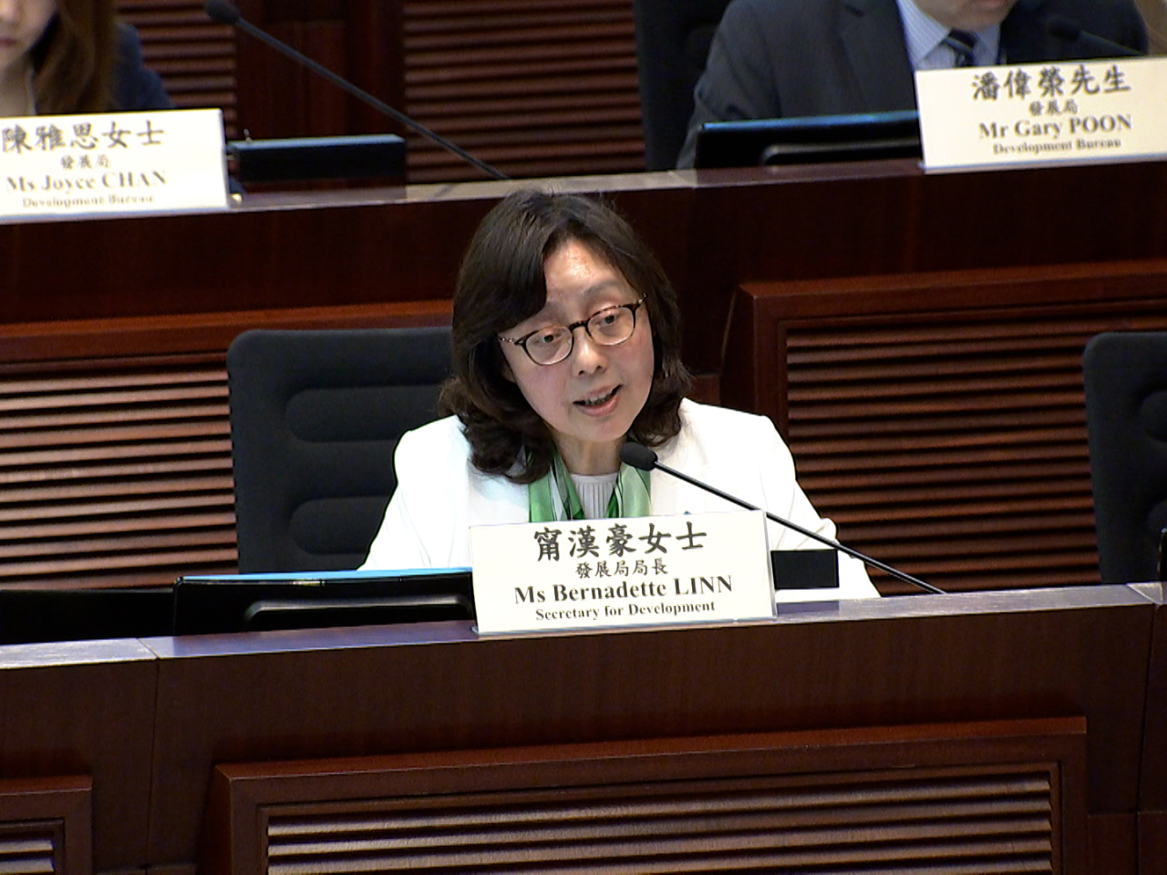 甯漢豪說，政府會有「兜底」措施，所有承建商及顧問要通過警方及廉署的背景審查，才能進入「預審名單」。