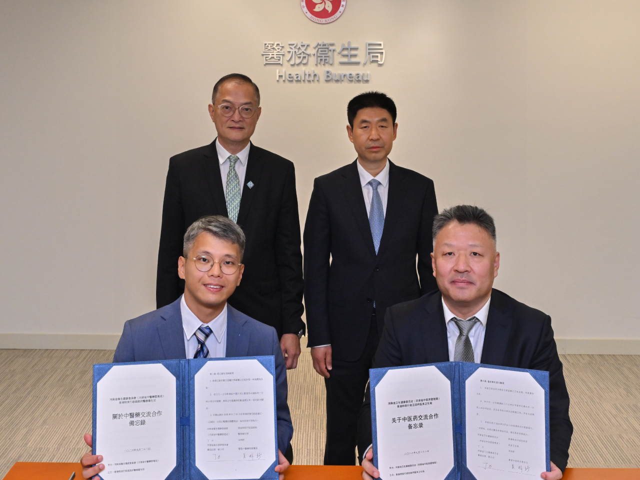 盧寵茂（左上）見證醫衞局與河南省衞生健康委員會簽署合作備忘錄。（政府新聞處）
