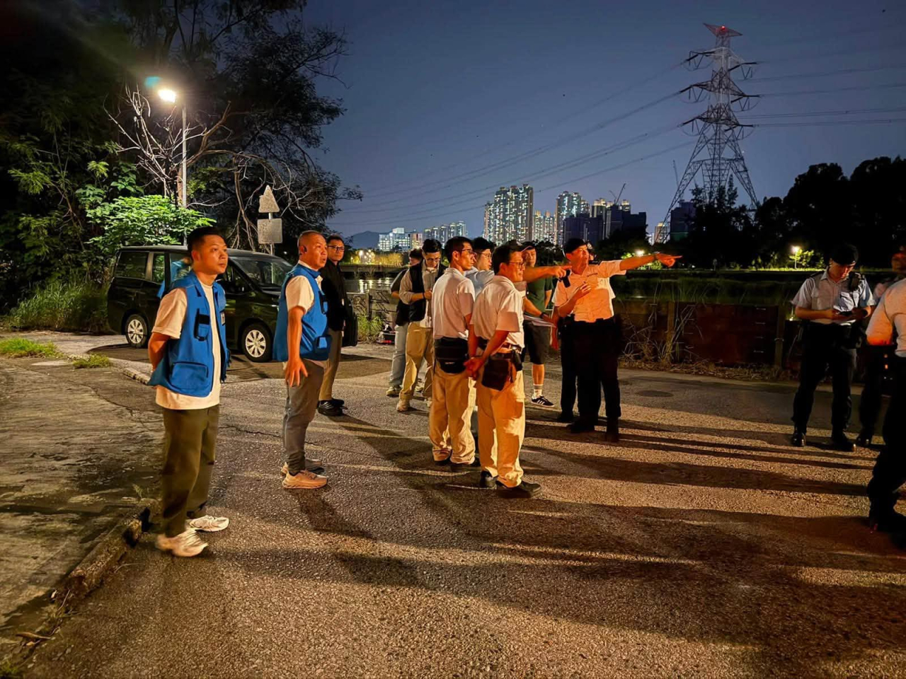漁護署與警方昨晚再在壆圍南路、壆圍西路及錦壆路附近一帶，採取聯合狗隻捕捉行動。（漁護署FB圖片）
