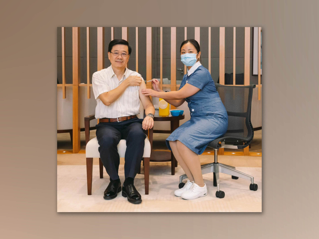 李家超率領團隊響應呼籲，一同接種季節性流感疫苗。（李家超社交網站圖片）