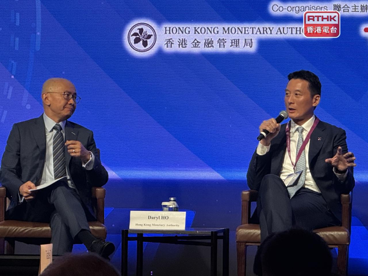 余學勤（右）：港交所明年初推出人民幣計價香港交收黃金期貨合約。何漢傑（左）：國際間依然習慣使用美元。（趙嘉駿攝）