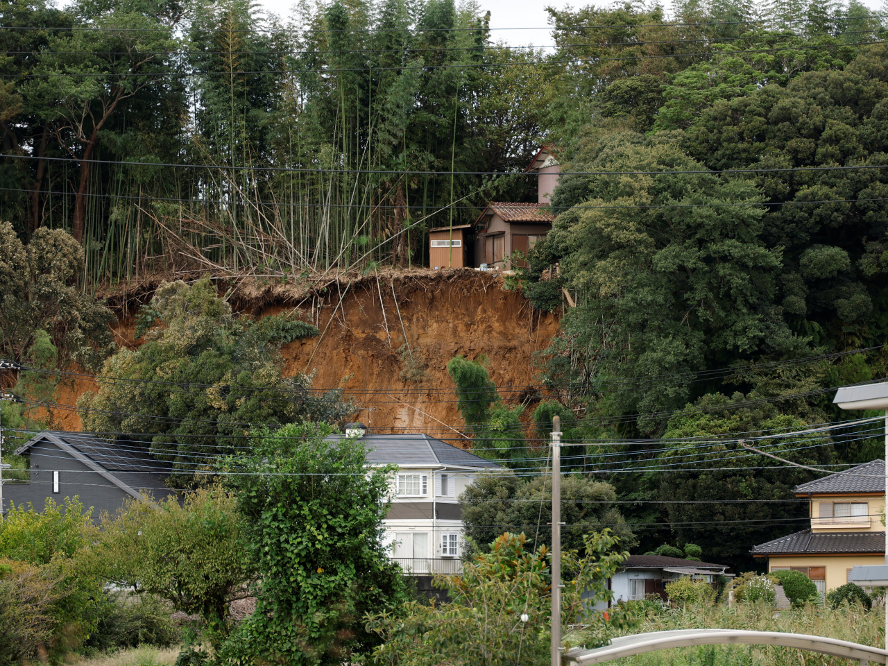 杜鵑為日本帶來暴雨，千葉縣佐倉市發生山泥傾瀉。（路透社）