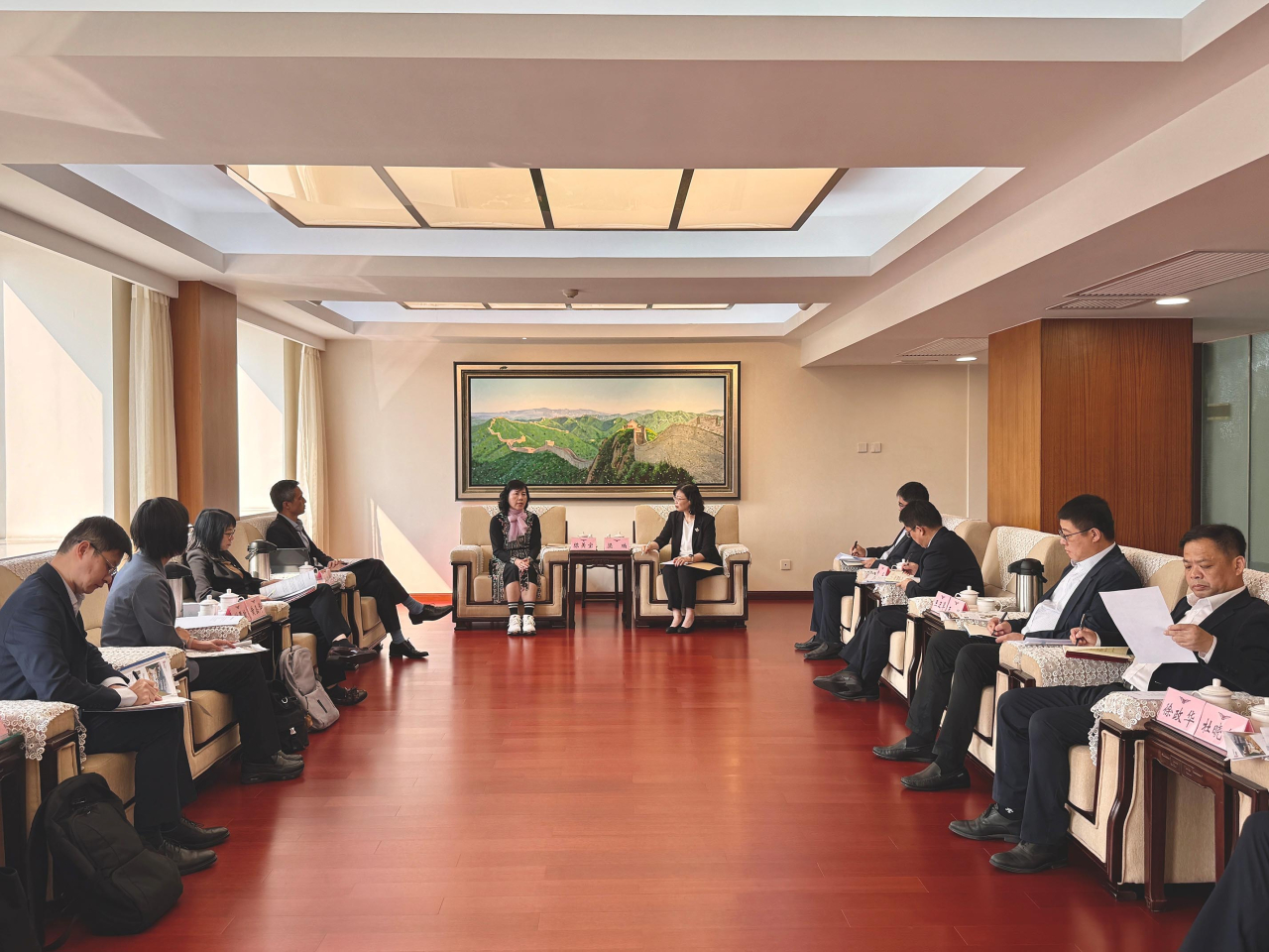 陳美寶（左五）拜訪中國民用航空局（國家民航局），與國家民航局副局長梁楠（右五）會面，闡述香港在航空方面的最新發展。（政府新聞處）