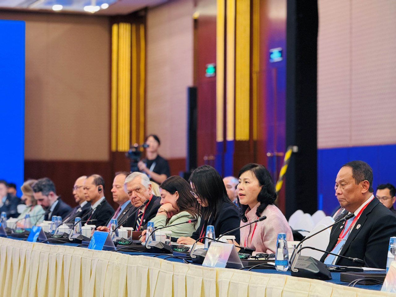 陳美寶（右二）在會議上發言，向各國家及地區代表介紹香港首份五年規劃及新一份施政報告中，與航運、物流、航空、交通基建等相關的政策。（政府新聞處）
