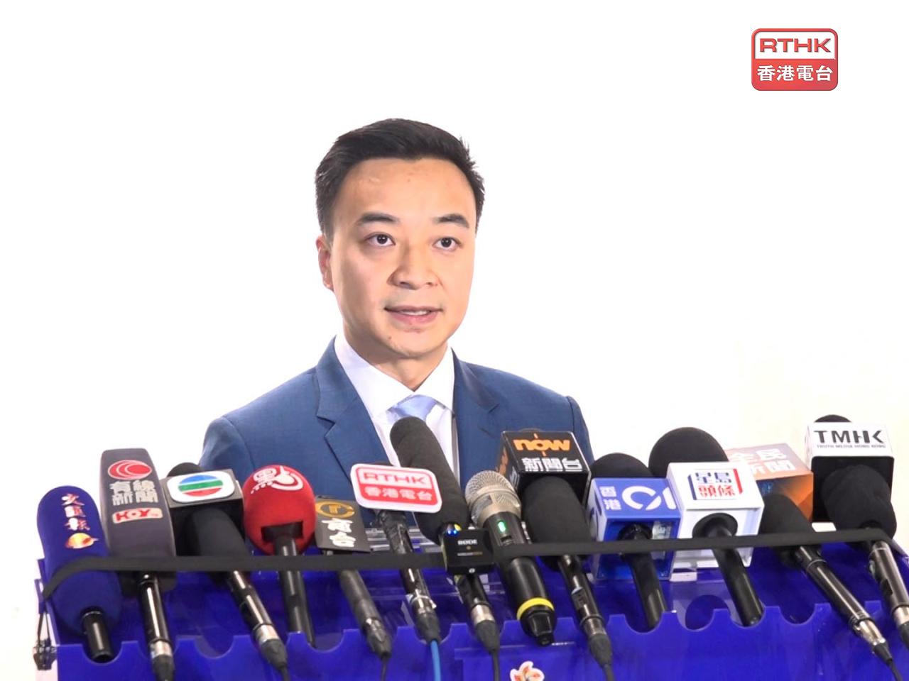 對於有學生飲過免費飲品後不適事件，東九龍總區刑事總部高級警司洪毅說，未有證據顯示有人刻意破壞膠樽。（陳菀禧攝）