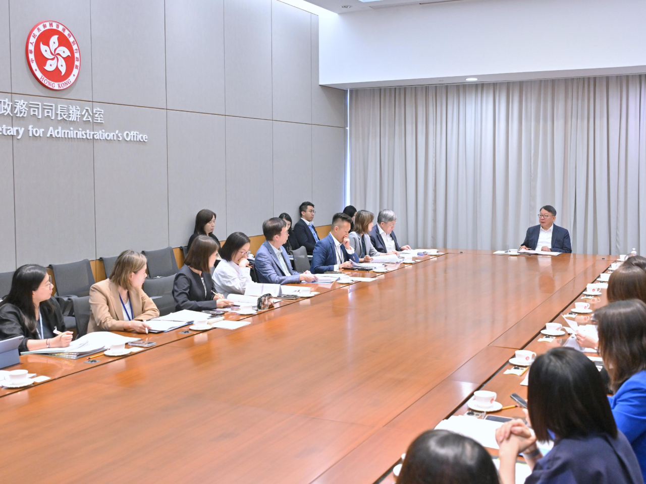 陳國基主持節慶安排跨部門工作小組會議，全面統籌並督導各政府部門接待訪港旅客的預備工作。（政府新聞處）