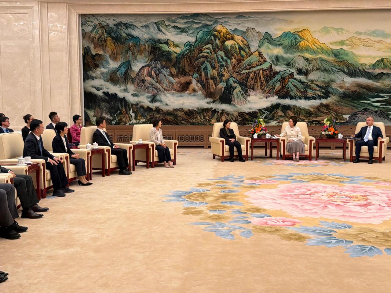 蔡若蓮（右四）與交流團成員在人民大會堂獲全國人民代表大會常務委員會副委員長鐵凝（右二）接見。（政府新聞處）