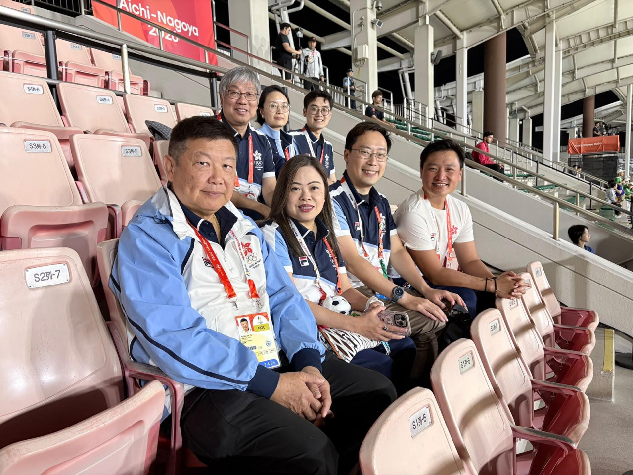 羅淑佩（前排左二）希望市民繼續全力支持中國香港運動員在亞運爭取佳績。（政府新聞處）