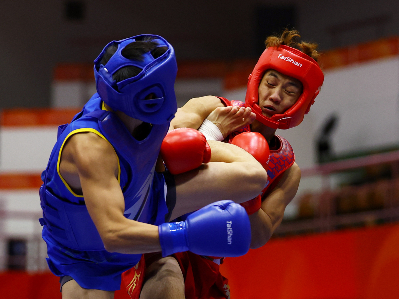 Leung Yu-hong, right, in action against Tang Shishuo in the wushu men's 60kg final. Photo: Reuters