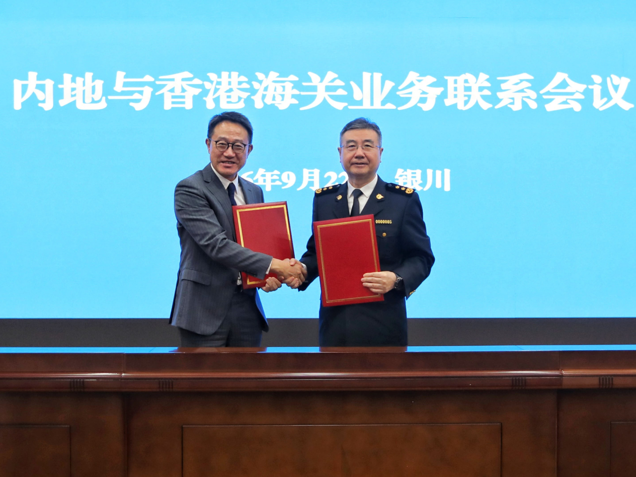 陳子達（左）與國家海關總署副署長張寶峰（右）在寧夏出席2026年海關總署與香港海關業務聯繫會議。（政府新聞處）