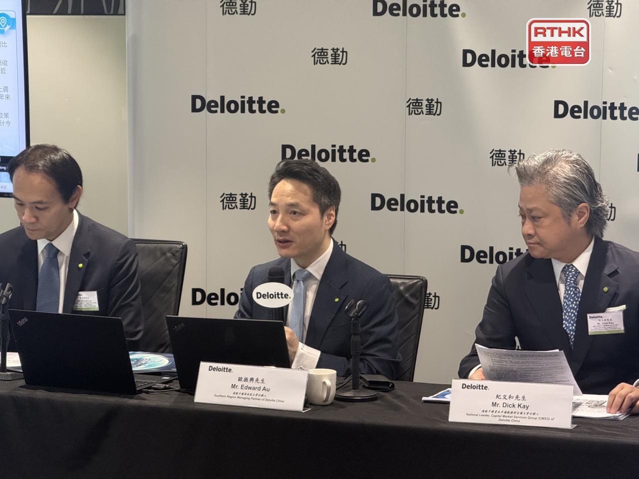 歐振興（中）稱大型新股集資能力強，若因加息及市場波動延遲上市會直接影響集資額。（趙嘉駿攝）