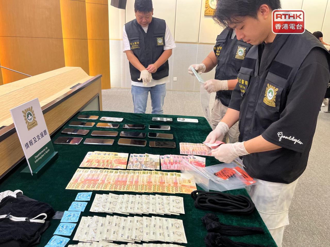 司警展示在行動中搜出的現金、手機等懷疑證物。（鄭月明攝）