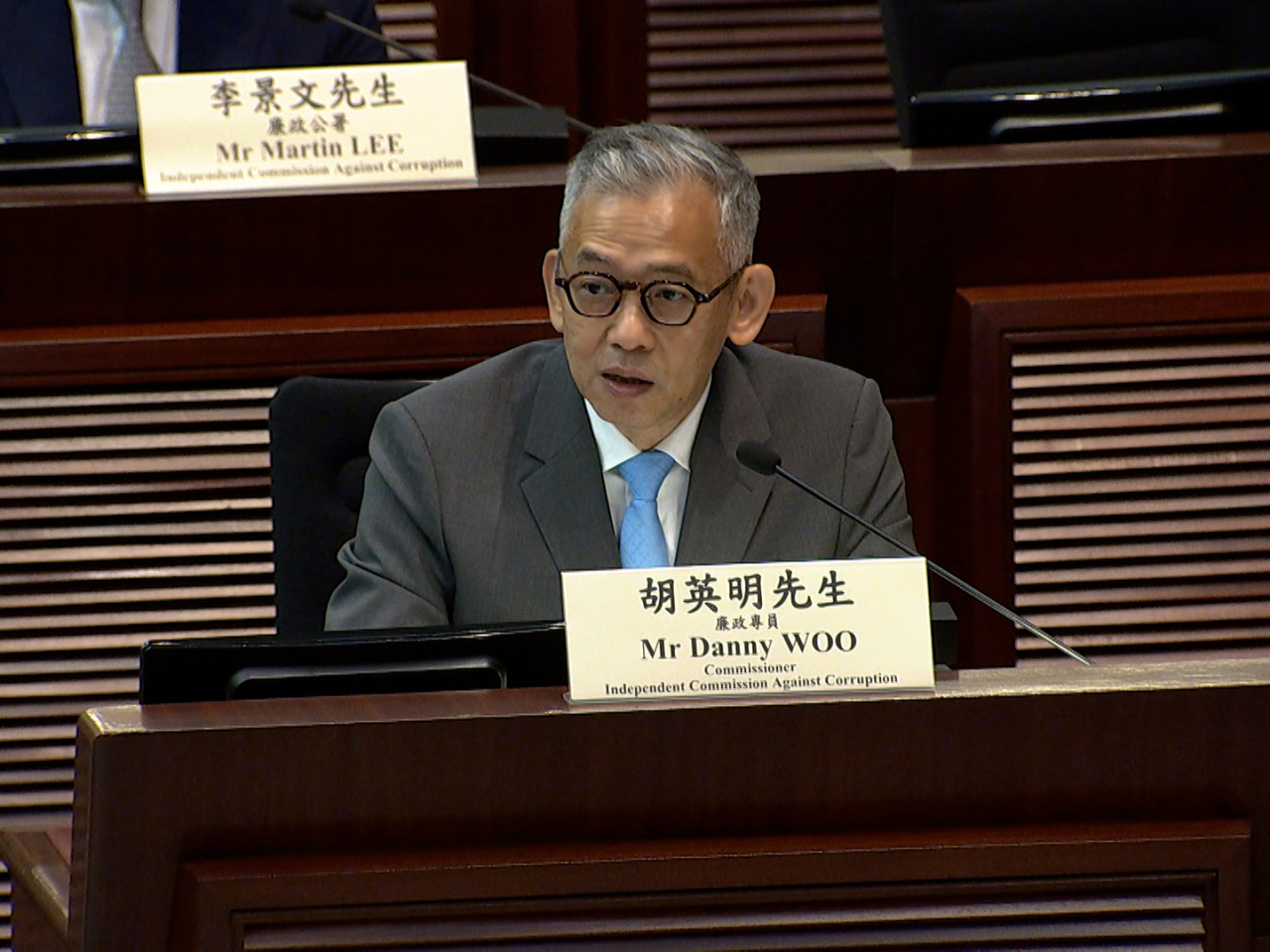 胡英明簡報五年規劃及施政報告的相關工作及政策措施。