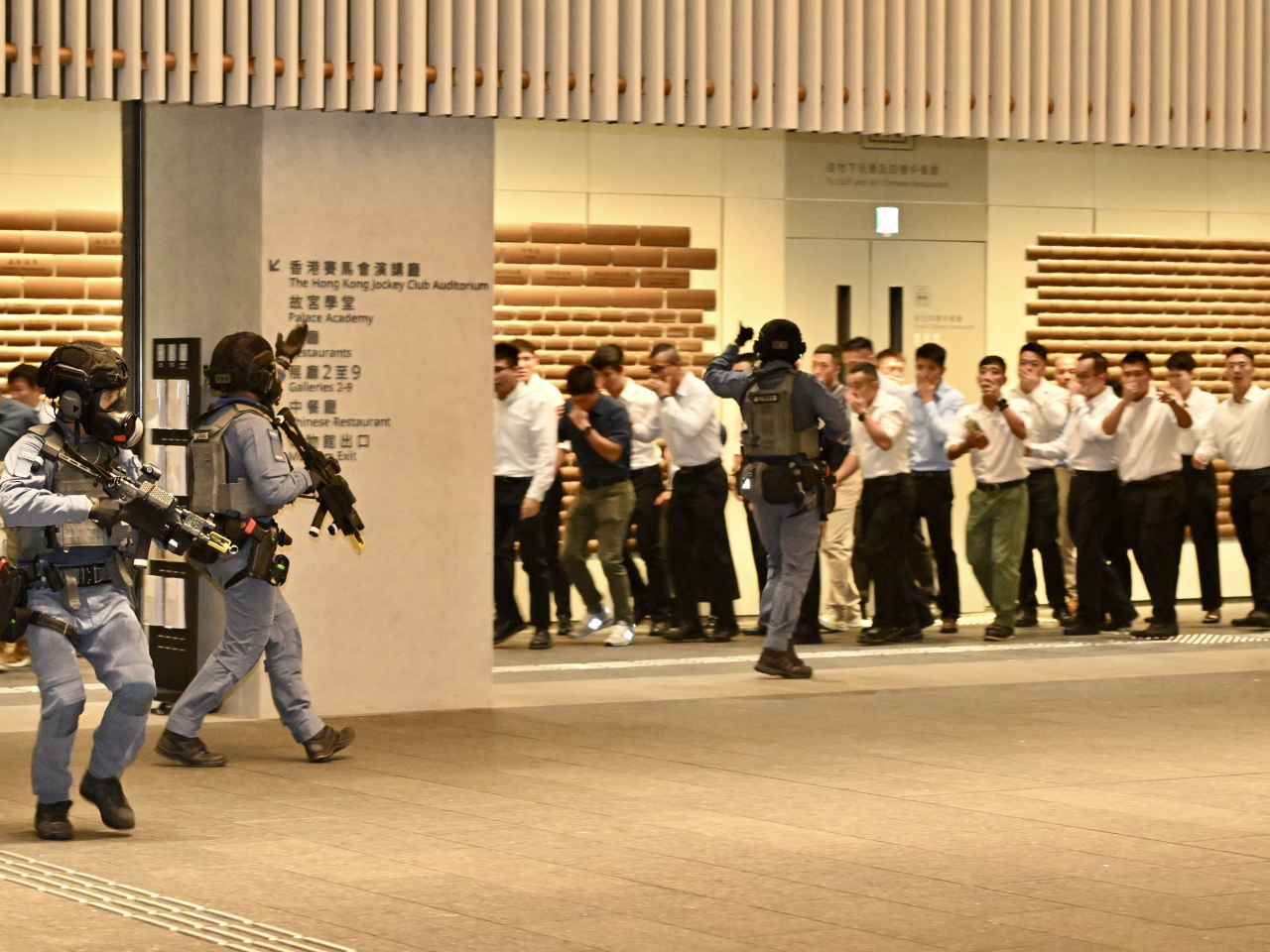 反恐特勤隊人員應對疑似生化恐怖襲擊。（政府新聞處）
