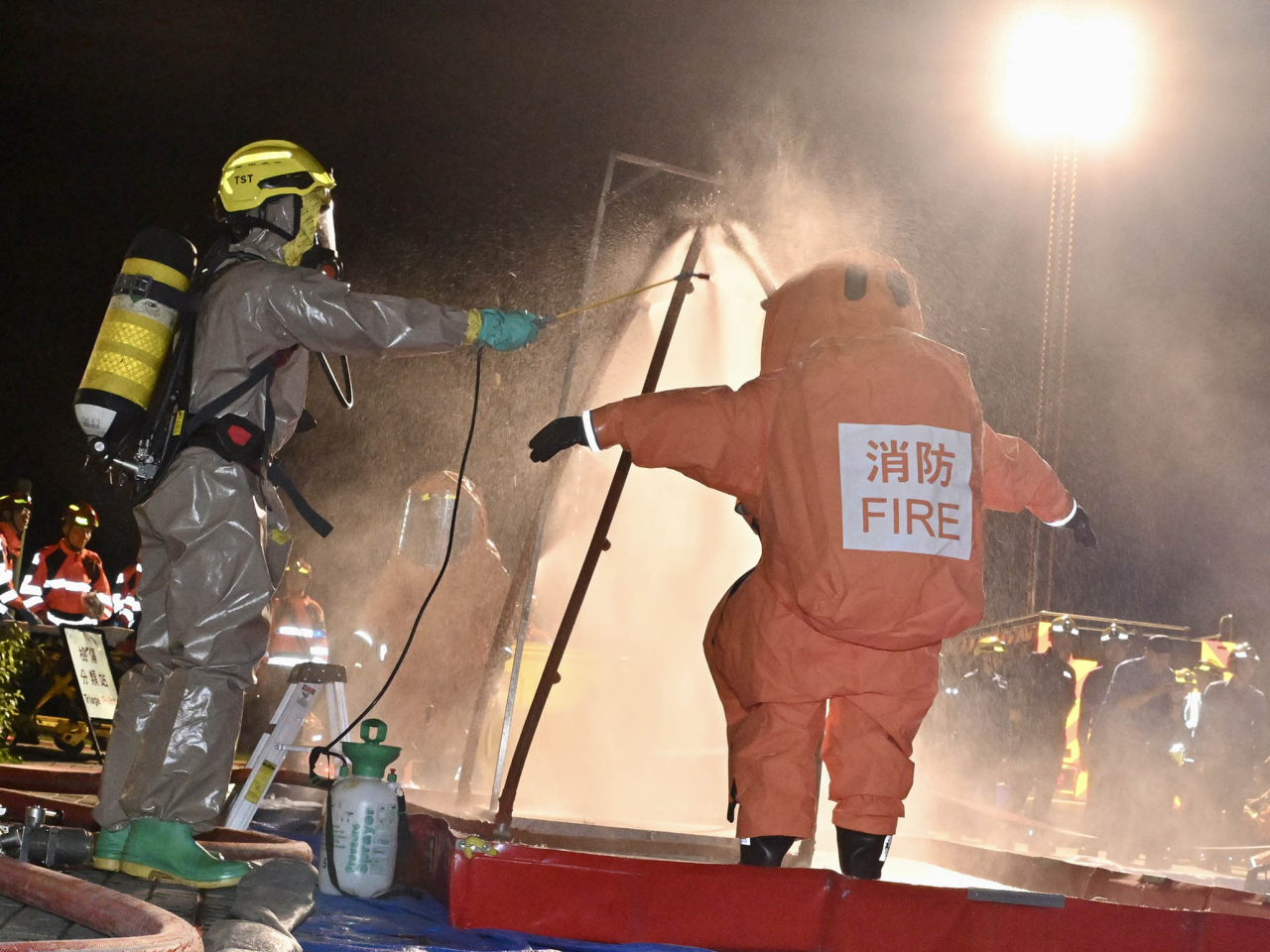 消防處人員於現場進行洗消程序。（政府新聞處）