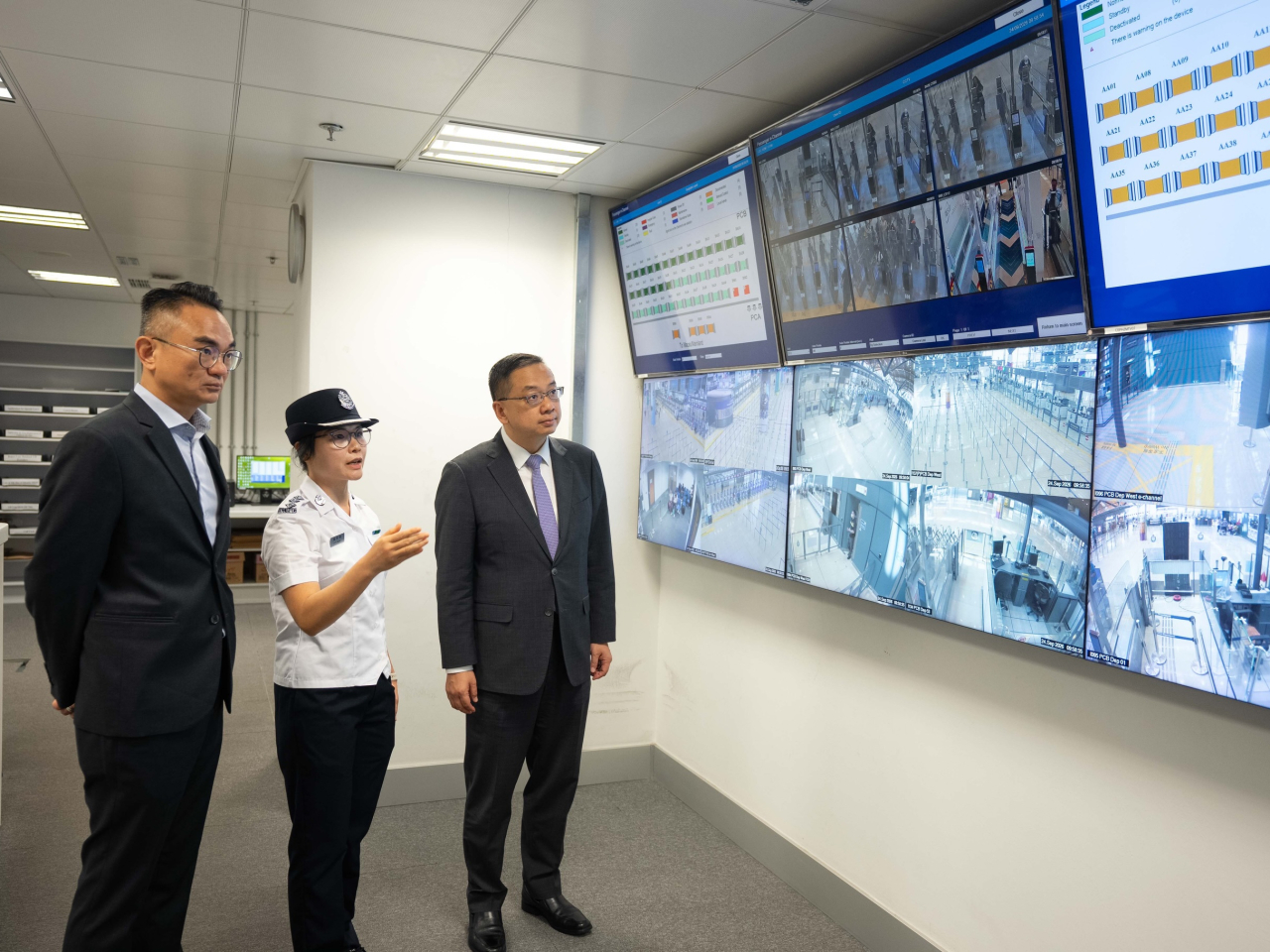 郭俊峯前往港珠澳大橋、深圳灣及香園圍管制站，了解為應對中秋節假期及內地國慶黃金周期間的準備工作。（入境處社交網站圖片）