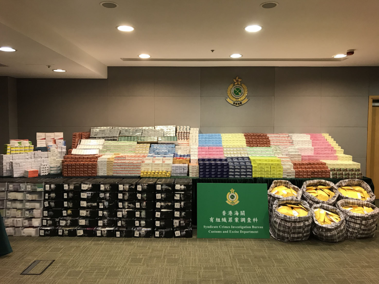 海關檢獲的受管制的藥劑製品。（政府新聞處）