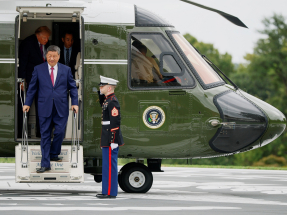 特朗普與習近平登上美國海軍陸戰隊直升機參觀。（路透社）