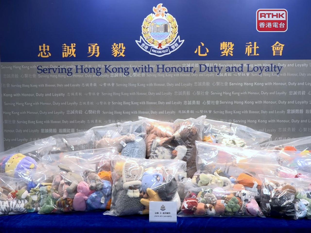 村南道一間自助夾公仔店，懷疑有兩名賊人闖入，以鐵筆撬爛兩部夾公仔機，偷走近100隻公仔。（梁禎祥攝）