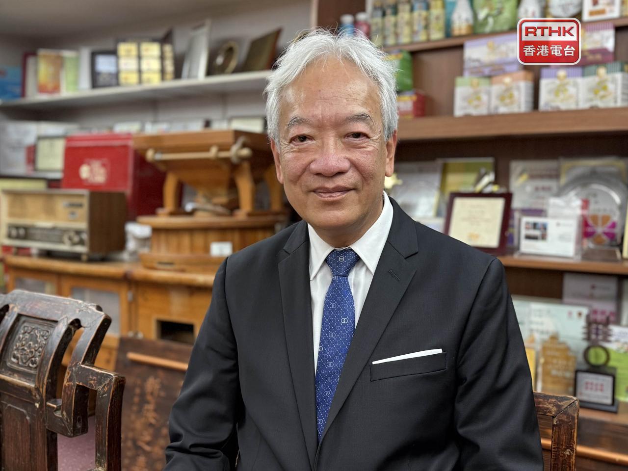 黃家和估計，假期期間留港的市民都願意出外消費，加上訪港旅客增加，都是生意上升的原因。（港台圖片）
