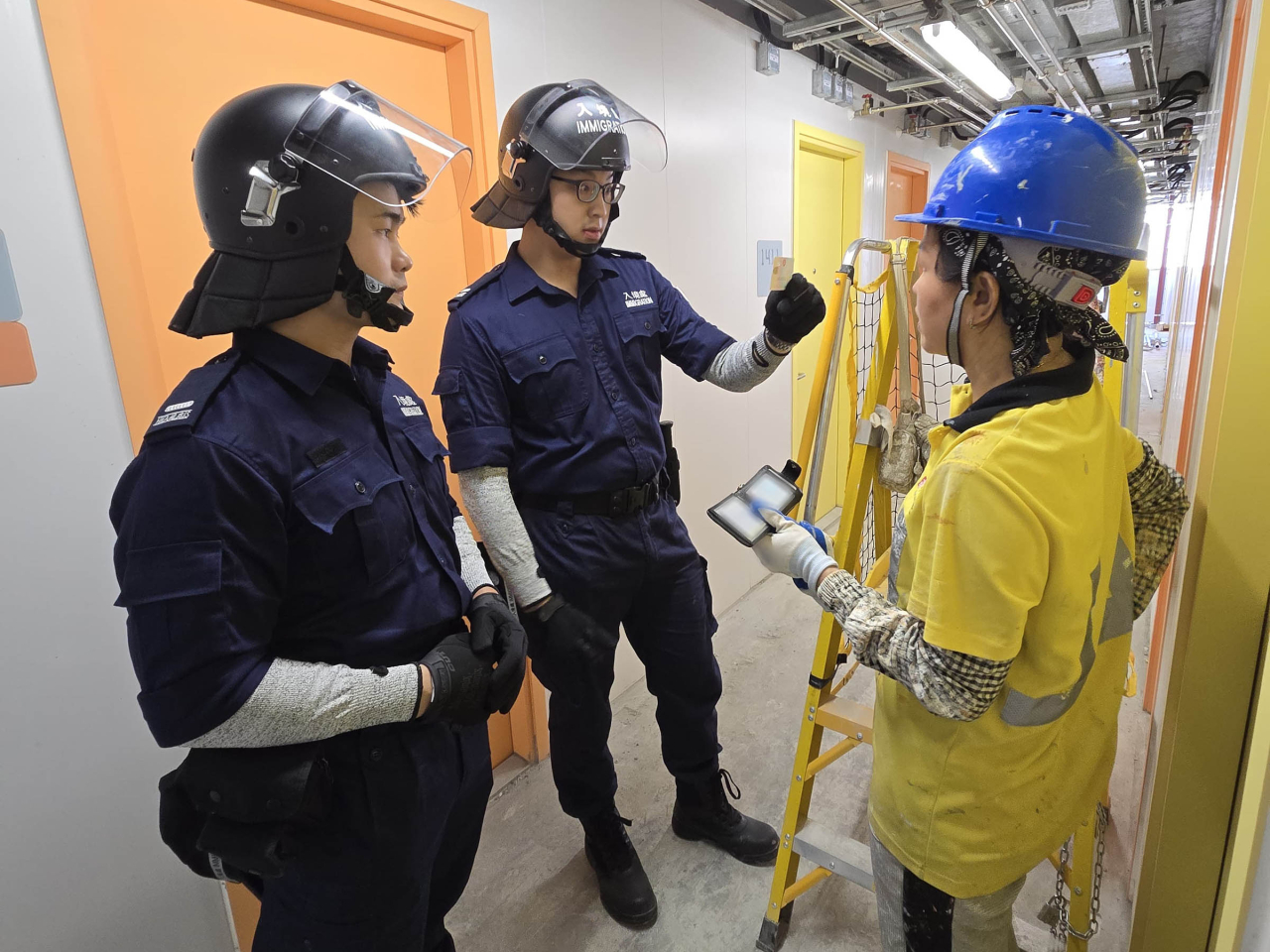 調查人員在建築地盤進行突擊巡查。（政府新聞處）