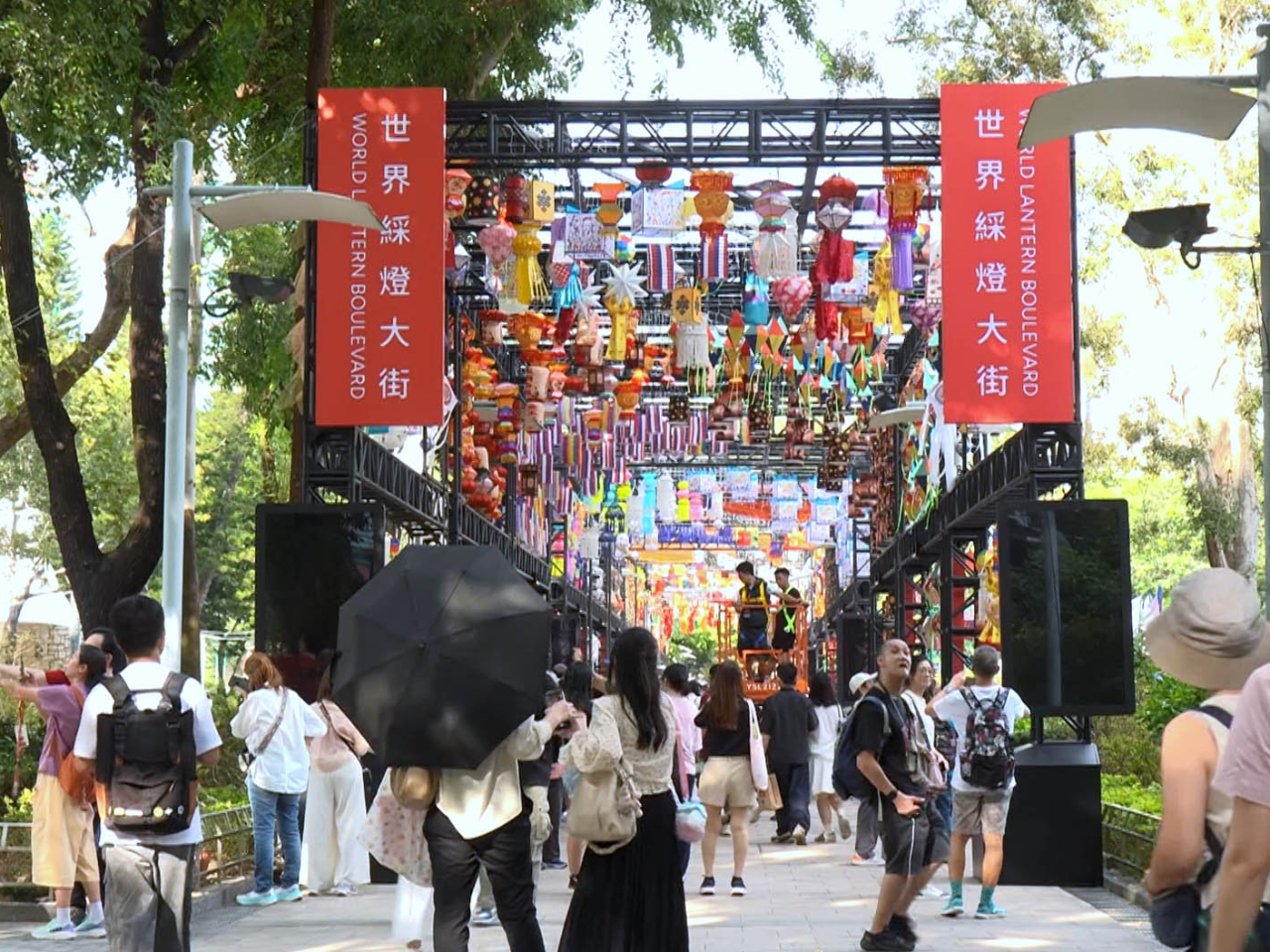 「世界綵燈大街」展出來自20個國家的節慶綵燈。（鐘家銘攝）
