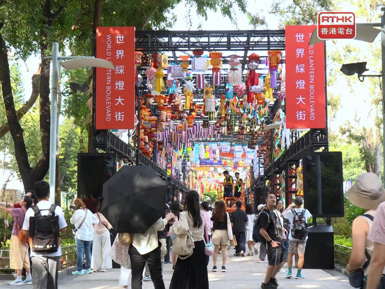 The government says that lantern-lighting hours would be extended until midnight from Thursday to Sunday. Photo: RTHK