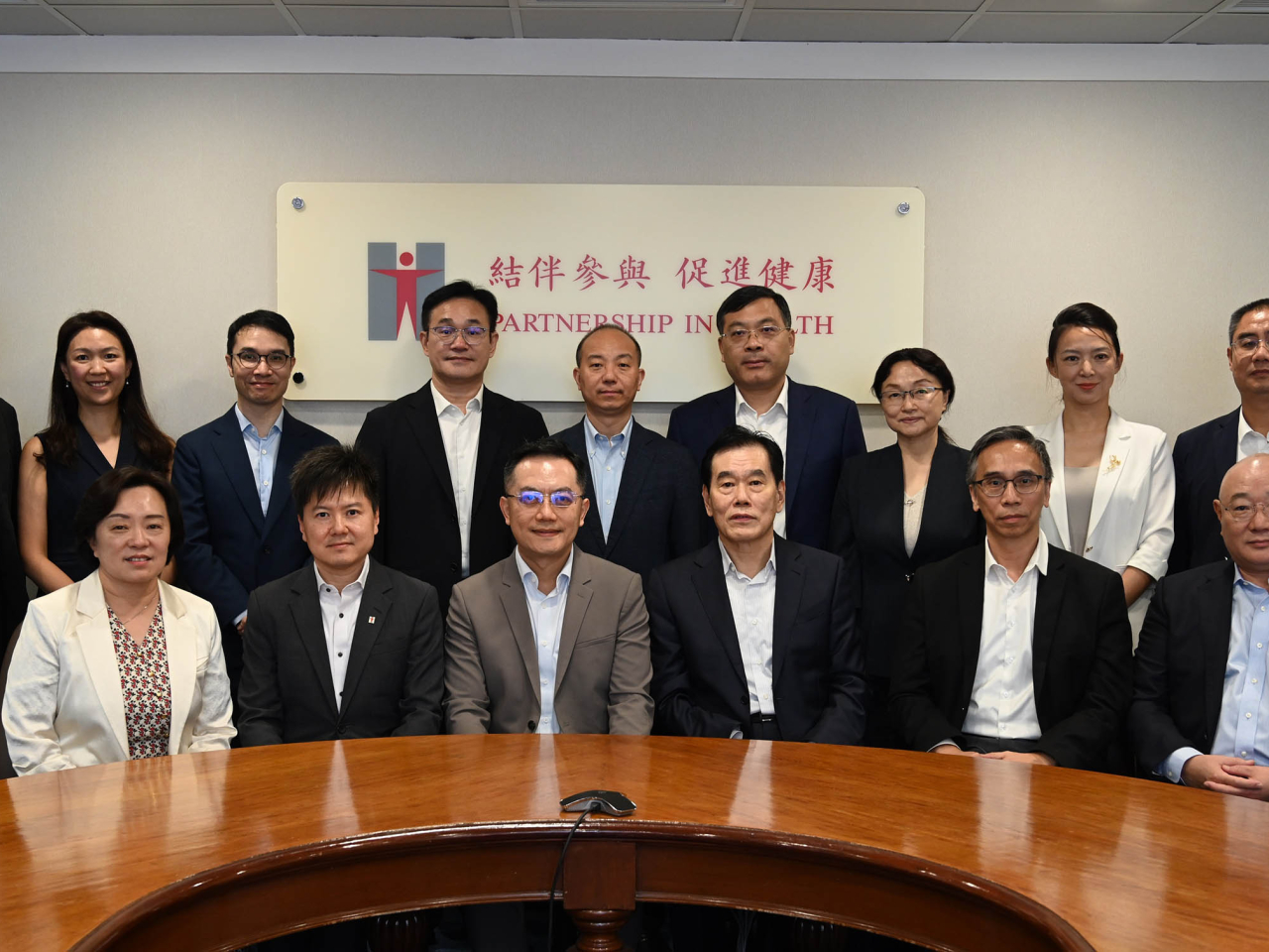 林文健與訪港的國家癌症中心主任赫捷會面，雙方就癌症防控最新發展、大數據應用，以及人才培訓等議題進行深入交流。（政府新聞處）