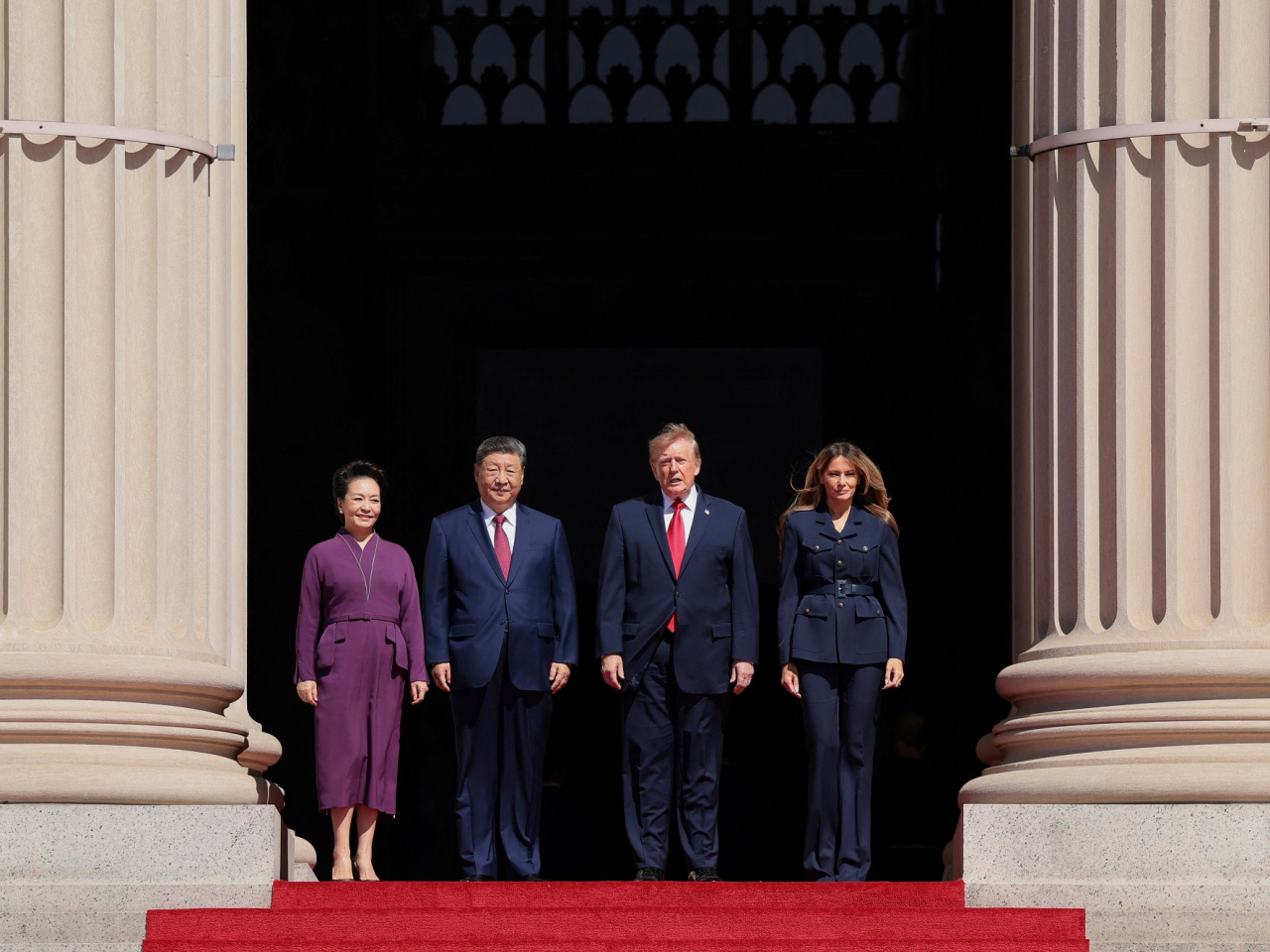 習近平與夫人彭麗媛在特朗普與夫人梅拉尼婭陪同下，參觀美國國家檔案館。（路透社）