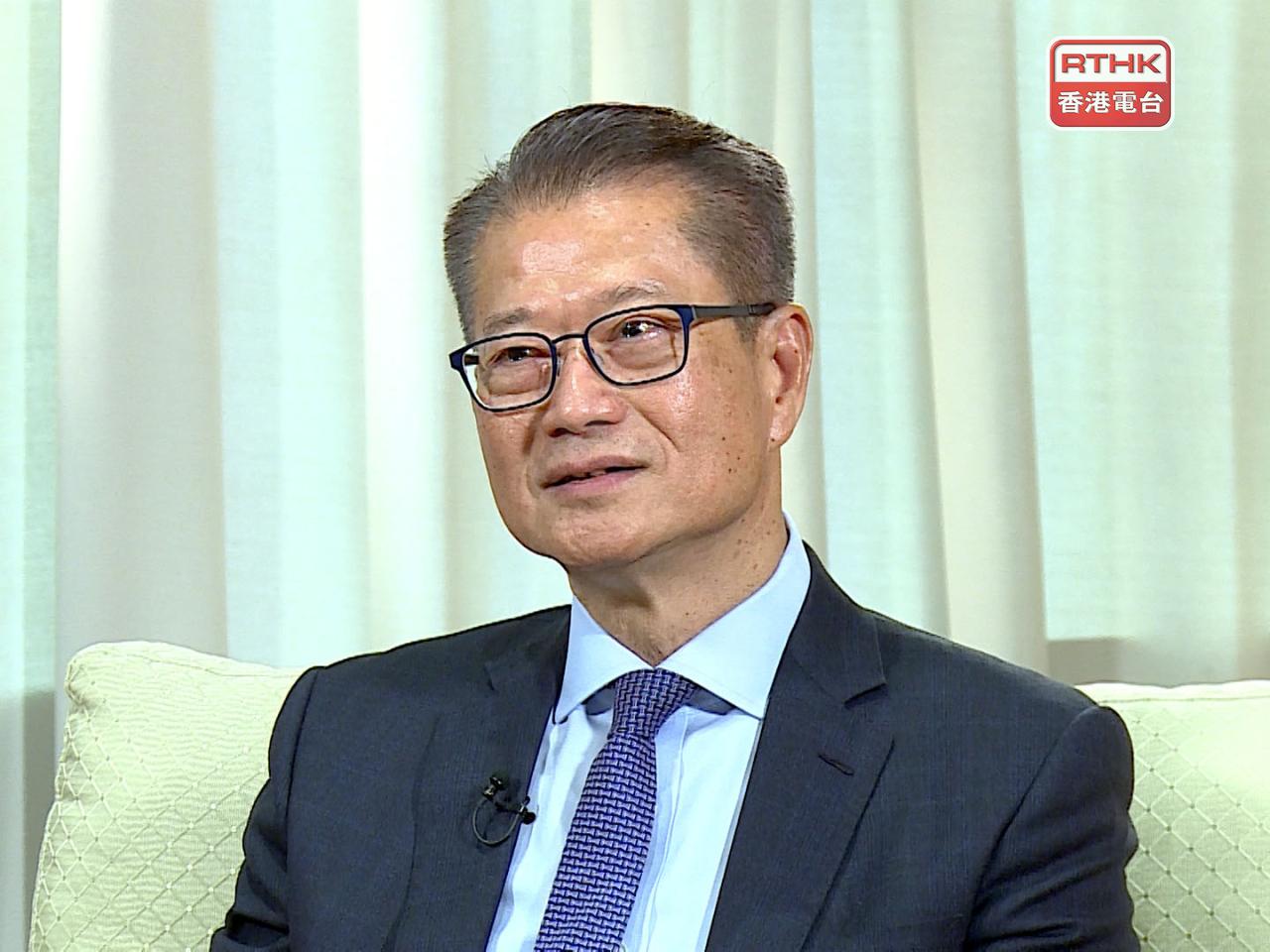 陳茂波深夜啟程前往卡塔爾，出席在多哈舉行的亞洲基礎設施投資銀行第十一屆理事會年會。（港台圖片）