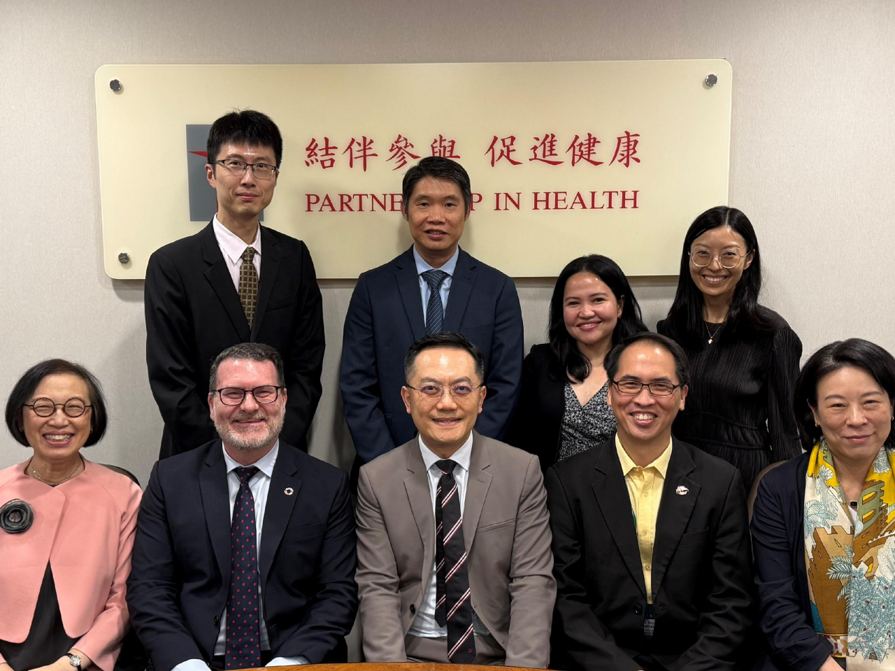 衞生署署長林文健昨日與訪港的世界衞生組織《煙草控制框架公約》秘書處新任首長安德魯．布萊克會晤，就控煙工作進行深入交流。（政府新聞處）