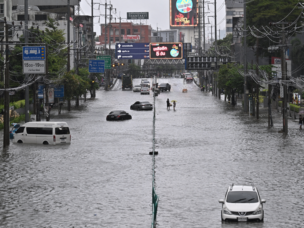 曼谷暴雨成災，道路嚴重水浸。（法新社）