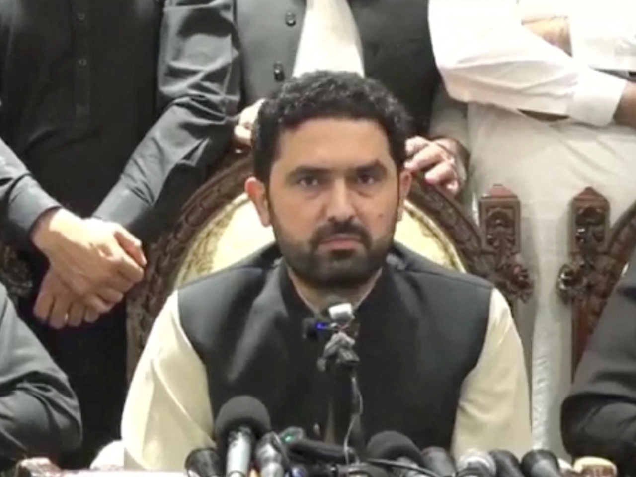 Khyber Pakhtunkhwa chief minister Sohail Afridi announces the postponement of the march to Islamabad. Photo: Reuters