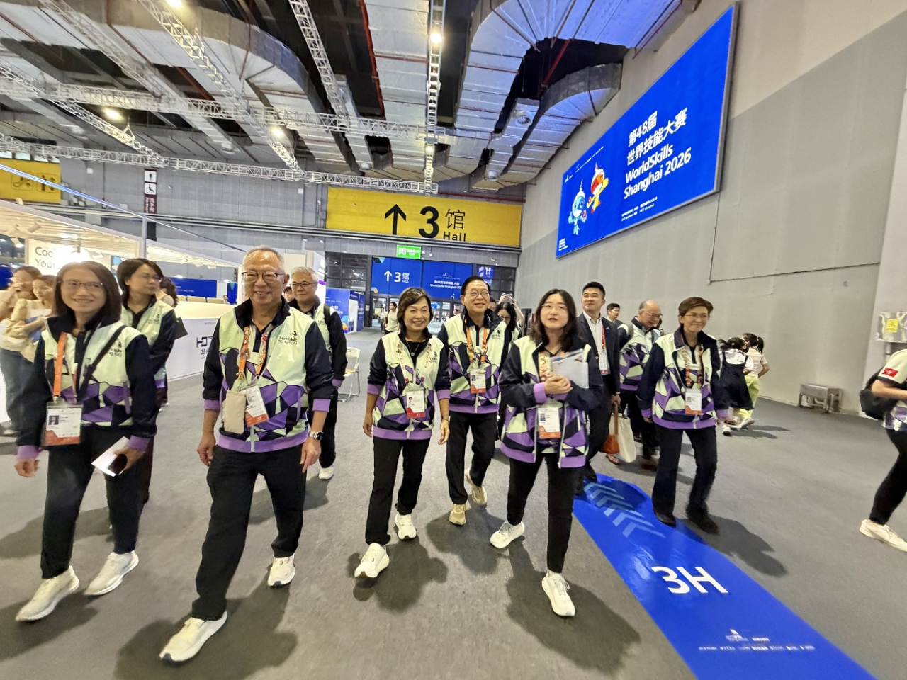 蔡若蓮在上海出席第48屆世界技能大賽，為中國香港代表團打氣。（政府新聞處）