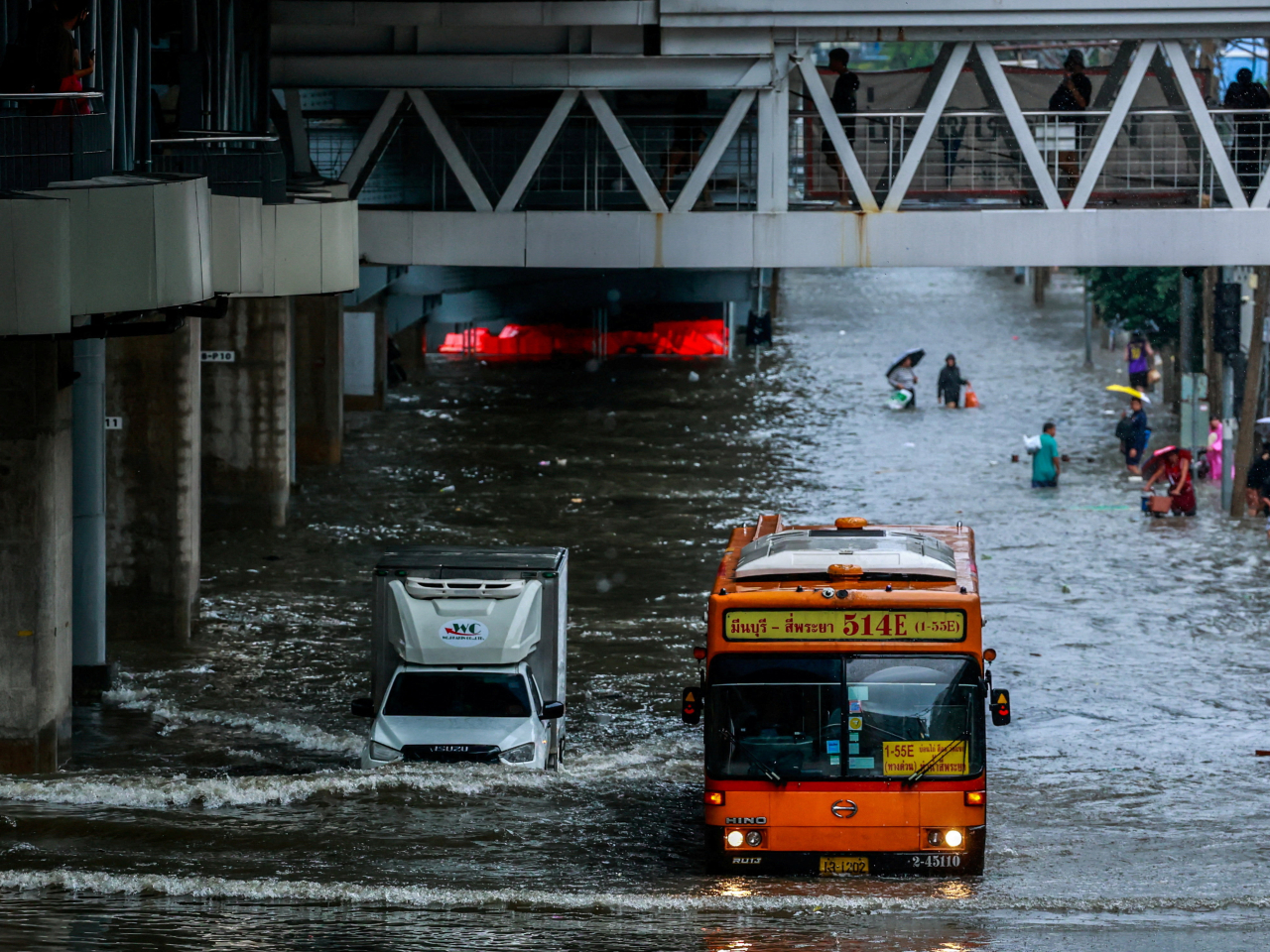 曼谷48小時內累計雨量接近300毫米，多條主要幹道水浸。（路透社）