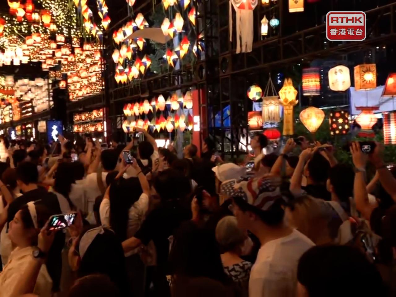 旅發局表示，維園「世界綵燈大街」參觀人流眾多，考慮到公眾安全及秩序，將會在晚上10時停止排隊進入展區。（港台圖片）