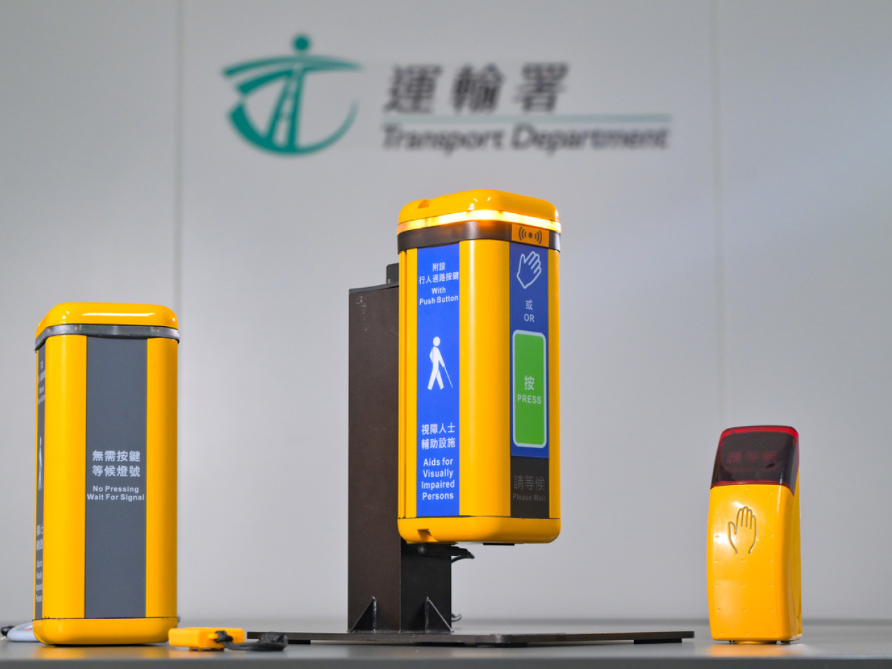 運輸署已於800多個行人過路處換上新一代電子行人過路發聲裝置（左及中）。（政府新聞網）